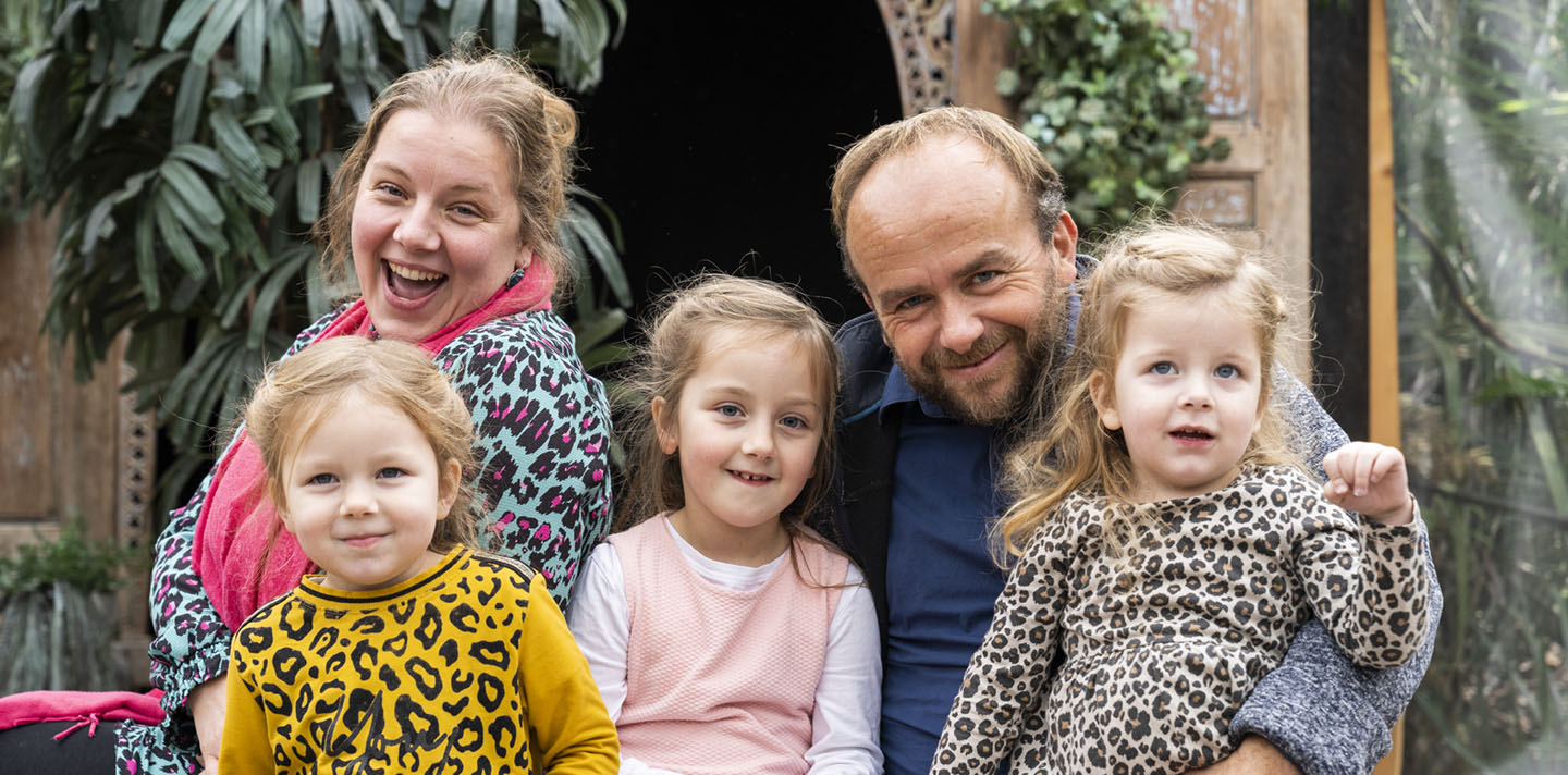 LiselotteSchoo_Fam.vanEs_klein8 Gerrit en Liesbeth met hun drie kinderen.